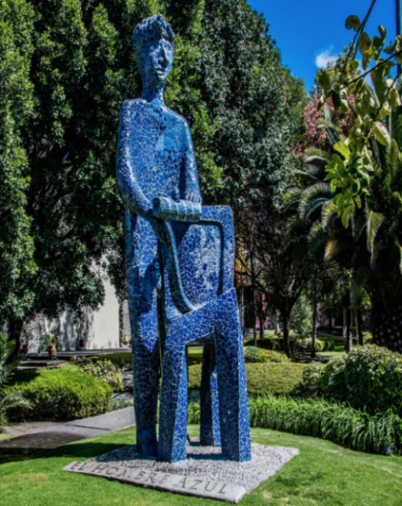 escultura del hombre azul ubicada en el jardin del paseo de San Francisco