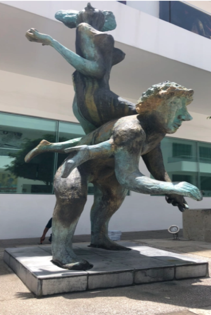 escultura de la pareja del trompo ubicada en el Complejo Cultural Universitario